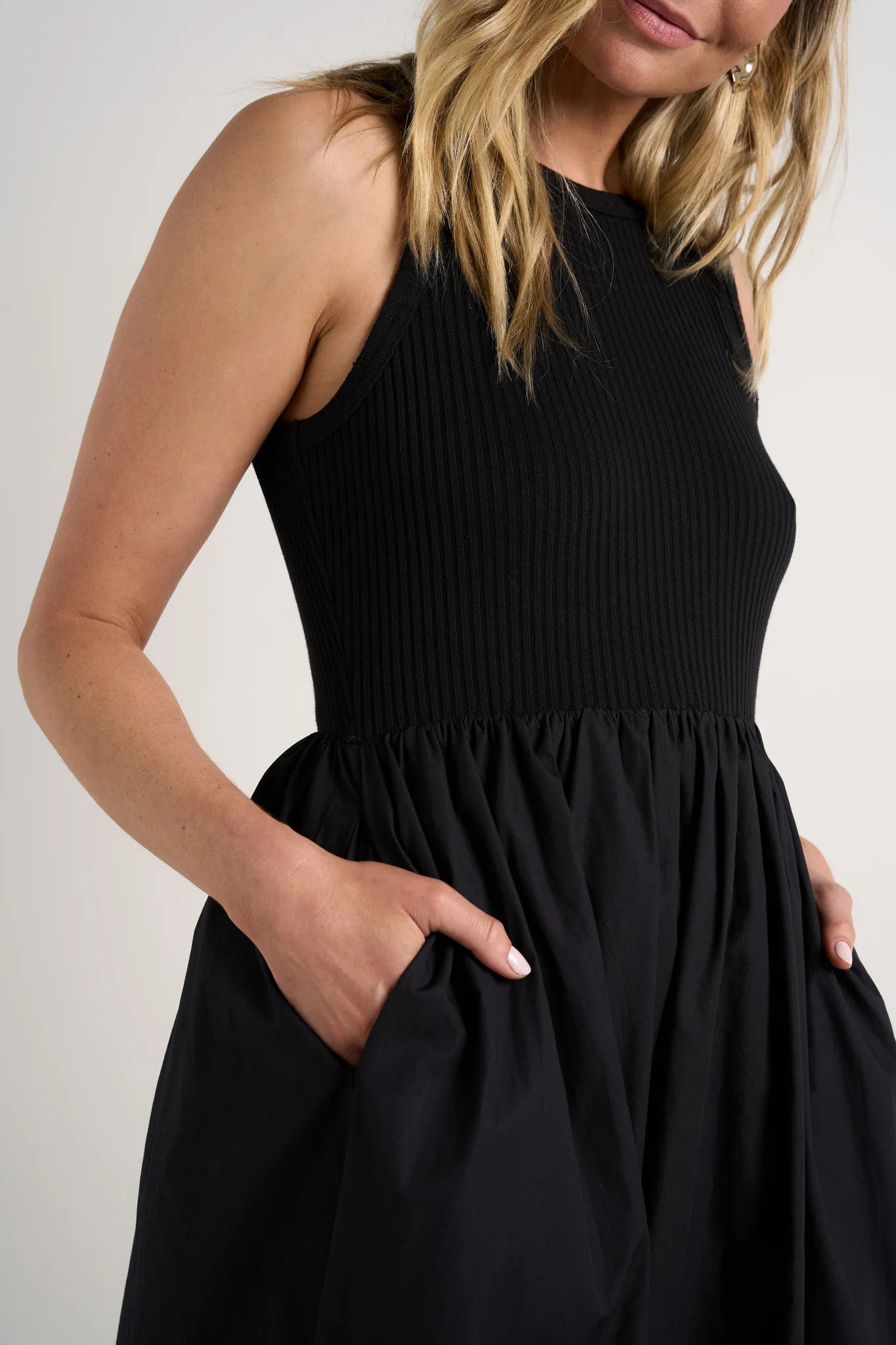 Indispensable Crew Neck Midi Dress Blk